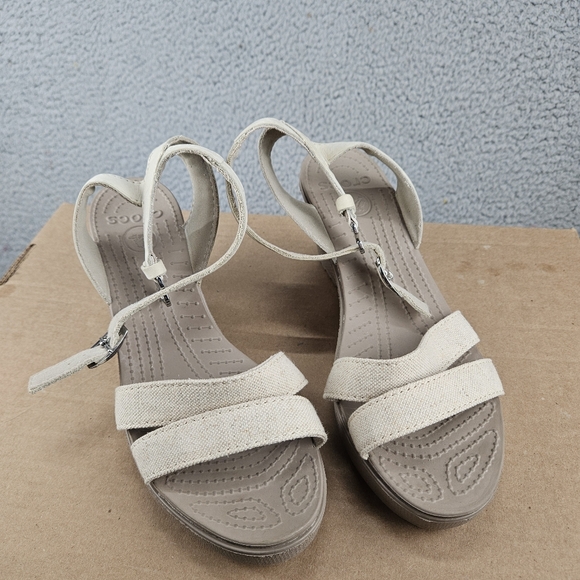 Crocs Leigh II Crossstrap Wedge Sandal Women's Size 8 Oatmeal/Mushroom EUC NWOT - Picture 3 of 5